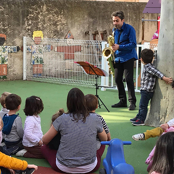 O petites zoreilles dans la cours de la crêche avec Joël Versavaud